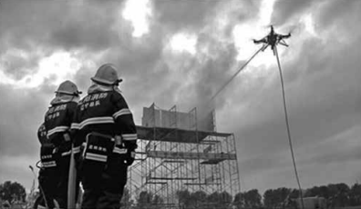 無(wú)人機(jī)攜帶水帶滅火實(shí)景